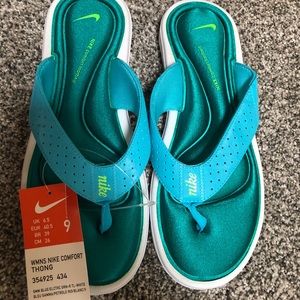 Nike women’s comfort thing sandal Teal/white  9